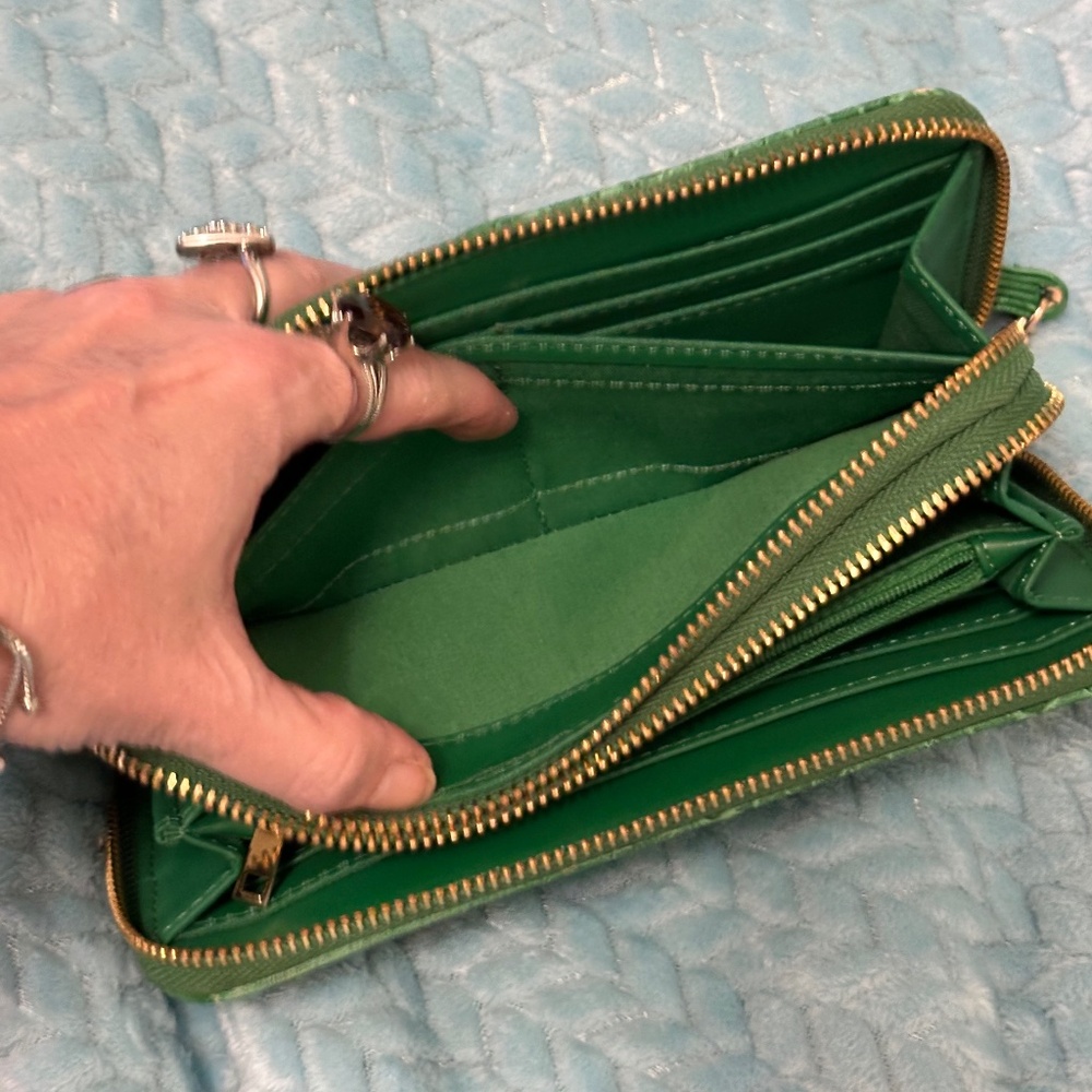 A New Day Green Croc Embossed Wallet Double Zip Accordion Gold Hardware Wristlet - Picture 8 of 15